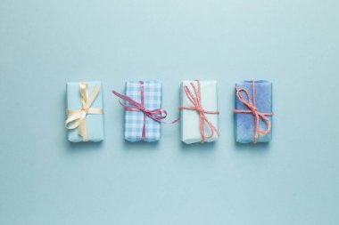 Gök mavisi arka planda mavi hediye kutuları. düz alan, üst görünüm, kopyala boşluk