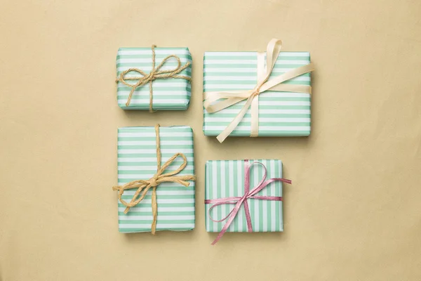 Coffrets Cadeaux Verts Sur Fond Tissu Beige Plan Vue Dessus — Photo