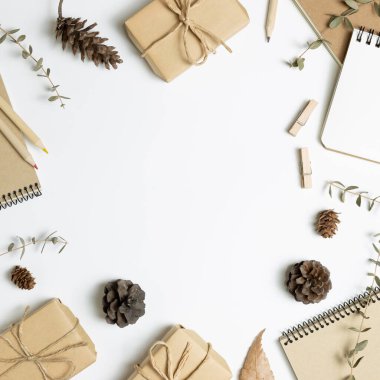 Hediye kutuları, not defteri, beyaz arka planda kuru bitki. düz alan, üst görünüm, kopyala boşluk