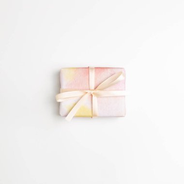 Beyaz arka planda izole edilmiş pembe hediye kutusu. Üst görünüm, boşluk kopyala