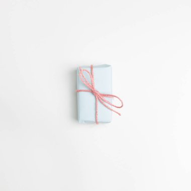 Mavi hediye kutusu beyaz arka planda izole edilmiş. Üst görünüm, boşluk kopyala