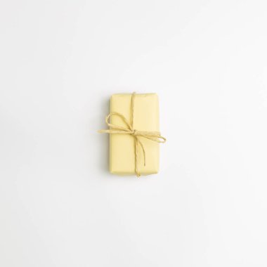 Sarı hediye kutusu beyaz arka planda izole edilmiş. Üst görünüm, boşluk kopyala