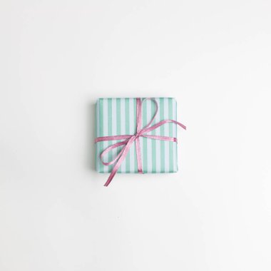 Beyaz arka planda yeşil çizgili hediye kutusu var. Üst görünüm, boşluk kopyala