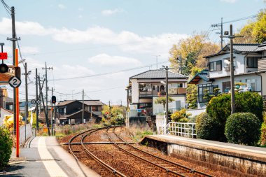 Japonya 'nın Okayama kentindeki Japon köy Kibitsu' daki eski tren istasyonu platformu.