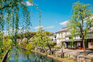 Kurashiki İlkbaharı Bikan Tarihi Bölgesi. Okayama, Japonya 'da kanal ve geleneksel evler