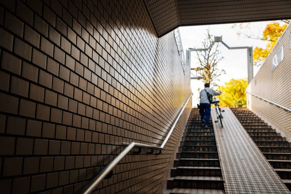 Чоловік Піднімається Сходами Велосипедом Японії — стокове фото