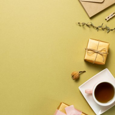 Hediye kutusu, bir fincan çay, haki rengi yeşil arka planda kuru çiçek. düz alan, üst görünüm, kopyala boşluk