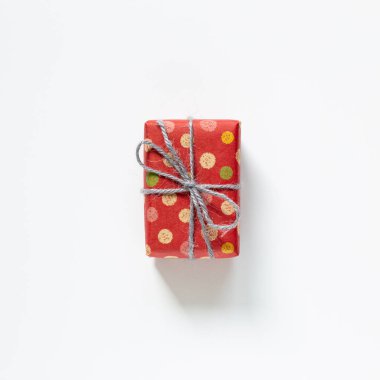 Nokta desenli kırmızı hediye kutusu beyaz arkaplanda izole edilmiş. Üst görünüm, boşluk kopyala