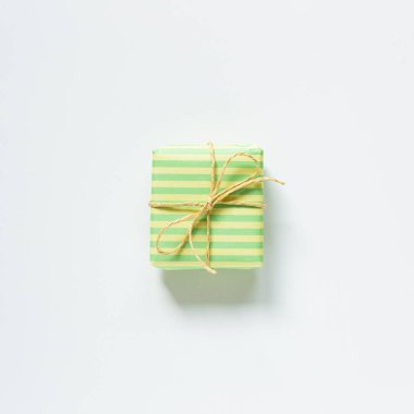 Sarı ve yeşil çizgili hediye kutusu beyaz arka planda izole edilmiş. Üst görünüm, boşluk kopyala