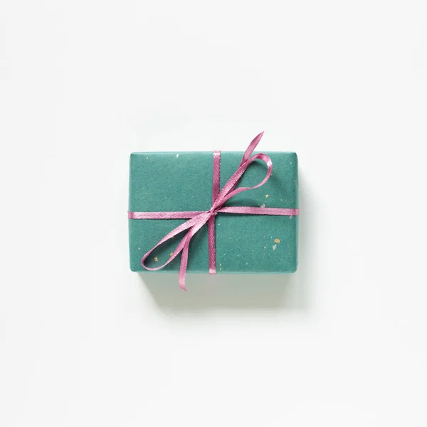 Grüne Geschenkbox Isoliert Auf Weißem Hintergrund Ansicht Von Oben Kopierraum — Stockfoto