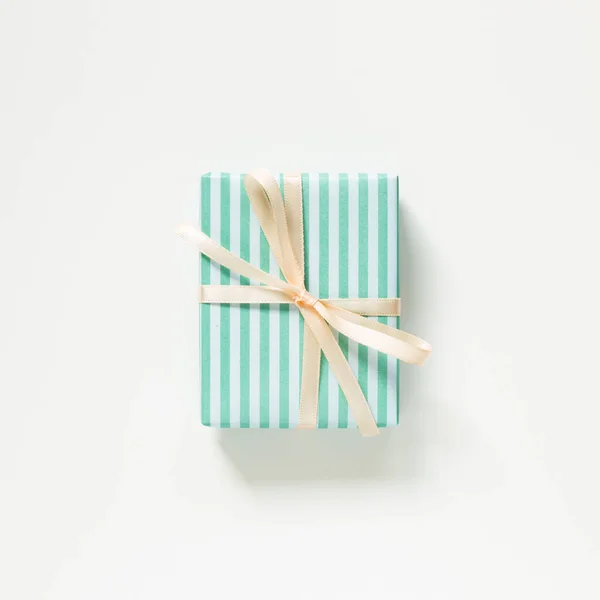 Зеленая Полоса Узор Подарочная Коробка Изолирована Белом Фоне Вид Сверху — стоковое фото