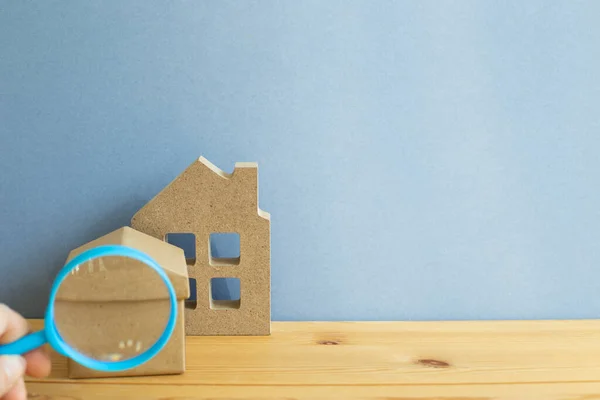 Modelo Casa Lupa Sobre Mesa Madera Fondo Azul Espacio Para — Foto de Stock