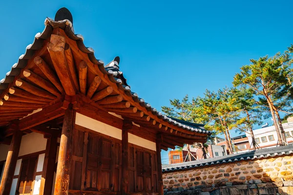 Miryang, Kore - 8 Kasım 2020: Miryang Yerel İdare Merkezi Geleneksel Mimari