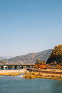 Miryang nehri ve dağı Sonbaharda Miryang, Kore 'de
