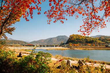 Miryang nehri ve dağı Sonbaharda Miryang, Kore 'de