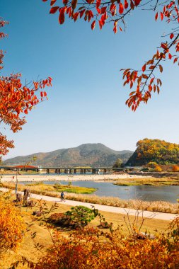 Miryang nehri ve dağı Sonbaharda Miryang, Kore 'de