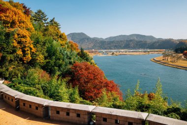 Miryang Nehri 'nin panoramik manzarası ve sonbaharda Kore' nin Miryang kentinde dağ manzarası