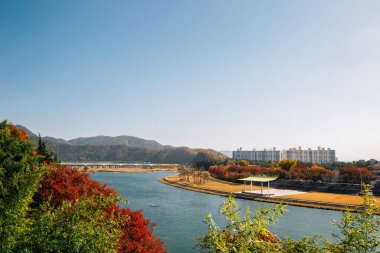 Miryang Nehri 'nin panoramik manzarası ve sonbaharda Kore' nin Miryang kentinde dağ manzarası