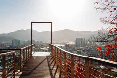 Miryang şehrinin sonbaharda Miryang, Kore 'deki Moonlight Ssamji parkından panoramik görüntüsü