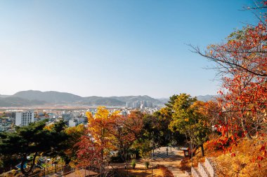 Miryang şehrinin sonbaharda Miryang, Kore 'deki Moonlight Ssamji parkından panoramik görüntüsü