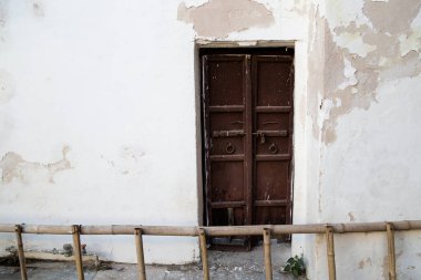 Bagore Ki Haveli, Udaipur, Hindistan 'daki eski ev kapısı ve duvarı.