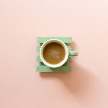 Pembe arka planda yeşil kahve. Üst görünüm, boşluk kopyala