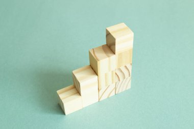 Ahşap merdivenler yeşil arka planda. İş geliştirme, büyüme, başarı kavramı