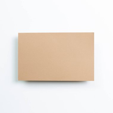 Beyaz arka planda boş kahverengi not defteri. Üst görünüm, boşluk kopyala