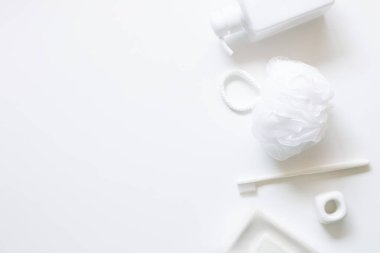 Spa banyo ürünleri. Sabun, diş fırçası, duş süngeri, beyaz arka planda şampuan şişesi. Üst görünüm, boşluk kopyala
