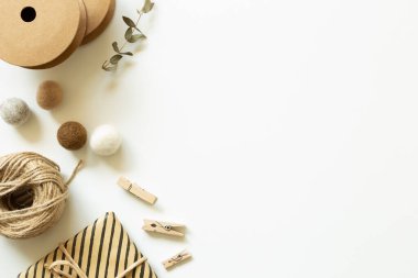 Beyaz arkaplanda hediye paketleme malzemeleri. düz alan, üst görünüm, kopyala boşluk