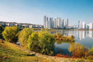 Modern gökdelenler ve Gwanggyo Gölü Parkı Suwon, Kore