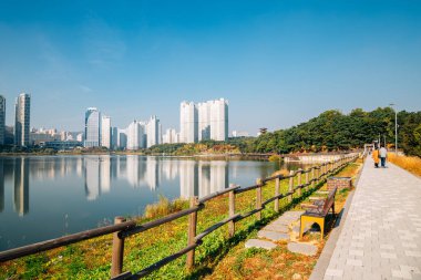 Modern gökdelenler ve Gwanggyo Gölü Parkı Suwon, Kore