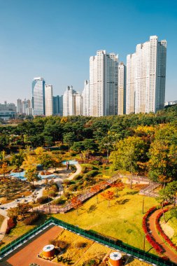 Modern gökdelenlerin ve Gwanggyo Lake Park 'ın sonbaharda Suwon, Kore' deki manzarası.