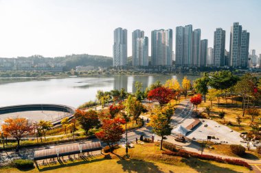 Modern gökdelenlerin ve Gwanggyo Lake Park 'ın sonbaharda Suwon, Kore' deki manzarası.