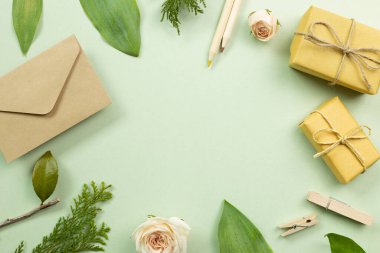 Hediye kutuları, gül, yeşil arka planda taze yaprak. Yıldönümü. düz alan, üst görünüm, kopyala boşluk