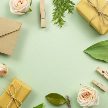 Hediye kutuları, gül, yeşil arka planda taze yaprak. Yıldönümü. düz alan, üst görünüm, kopyala boşluk
