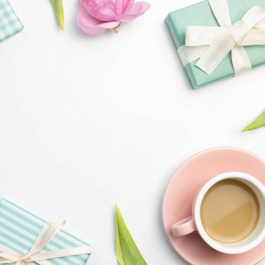 Hediye kutusu, ranunculus çiçeği, beyaz arka planda bir fincan kahve. düz alan, üst görünüm, kopyala boşluk
