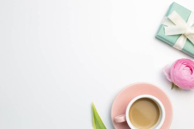 Hediye kutusu, ranunculus çiçeği, beyaz arka planda bir fincan kahve. düz alan, üst görünüm, kopyala boşluk