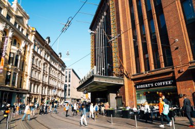Helsinki, Finlandiya - 15 Ağustos 2019: Stockmann Alışveriş Merkezi ve Aleksanterinkatu Caddesi