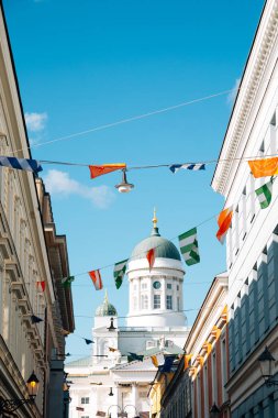 Helsinki, Finlandiya 'da renkli çelenkli Helsinki katedrali