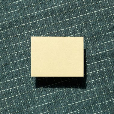 Boş not defteri, kumaş arkaplanı üzerine boş kağıt. Üst görünüm, boşluk kopyala