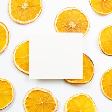 Beyaz arka planda portakal meyvesi dilimlenmiş boş not defteri. düz alan, üst görünüm, kopyala boşluk
