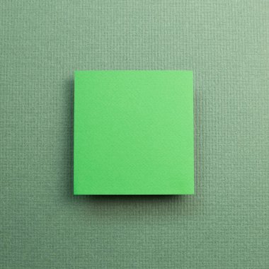 Yeşil arka planda boş not defteri. Üst görünüm, boşluk kopyala