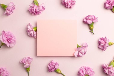 Üzerinde karanfil çiçekleri olan bir not defteri. düz alan, üst görünüm, kopyala boşluk