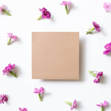 Beyaz arka planda pembe çiçekli boş not defteri. düz alan, üst görünüm, kopyala boşluk