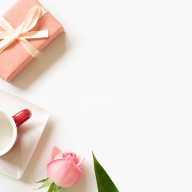 Beyaz arka planda hediye kutusu ve gül çiçeği. düz alan, üst görünüm, kopyala boşluk