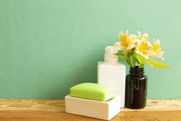 Botella Blanca Jabón Con Flores Estante Madera Baño Cuidado Piel — Foto de Stock