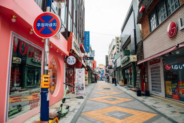 Suncheon, Kore - 27 Nisan 2021 Jungang-ro alışveriş caddesi