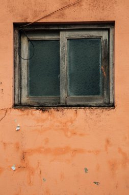 Turuncu duvarlı eski pencere