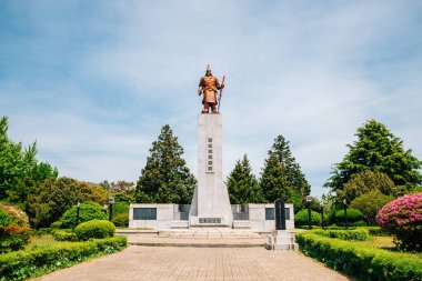 Yeosu, Kore - 26 Nisan 2021 Jasan Park 'ta Amiral Yi Sun-shin' in heykeli